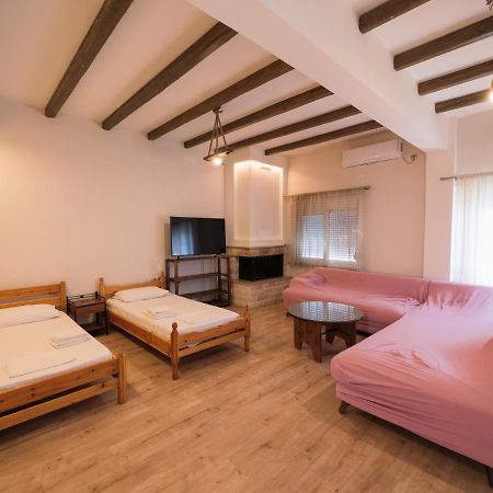 Kellys Cozy One Bedroom House Next To The Beach Ikonomianika エクステリア 写真