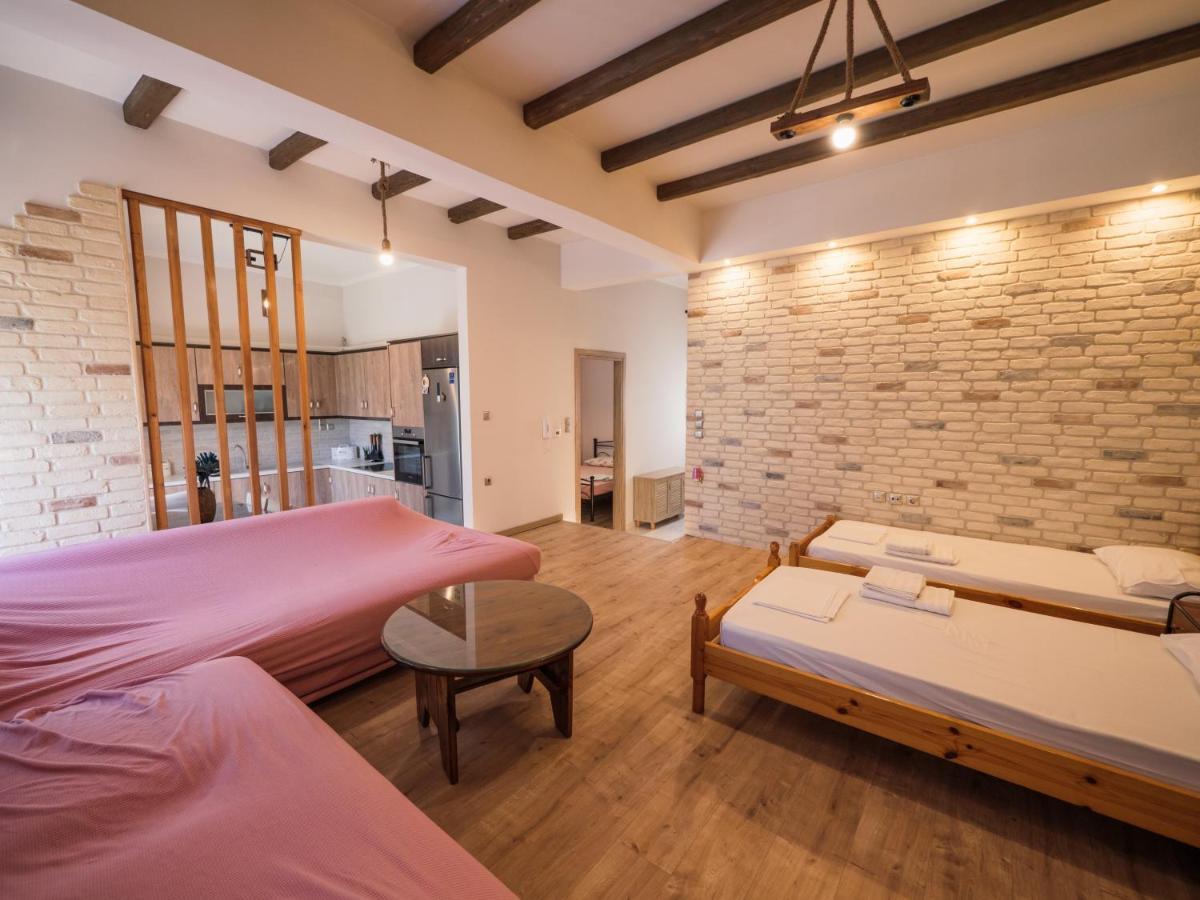 Kellys Cozy One Bedroom House Next To The Beach Ikonomianika エクステリア 写真