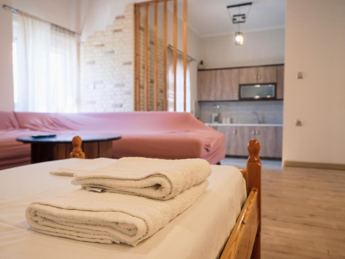 Kellys Cozy One Bedroom House Next To The Beach Ikonomianika エクステリア 写真