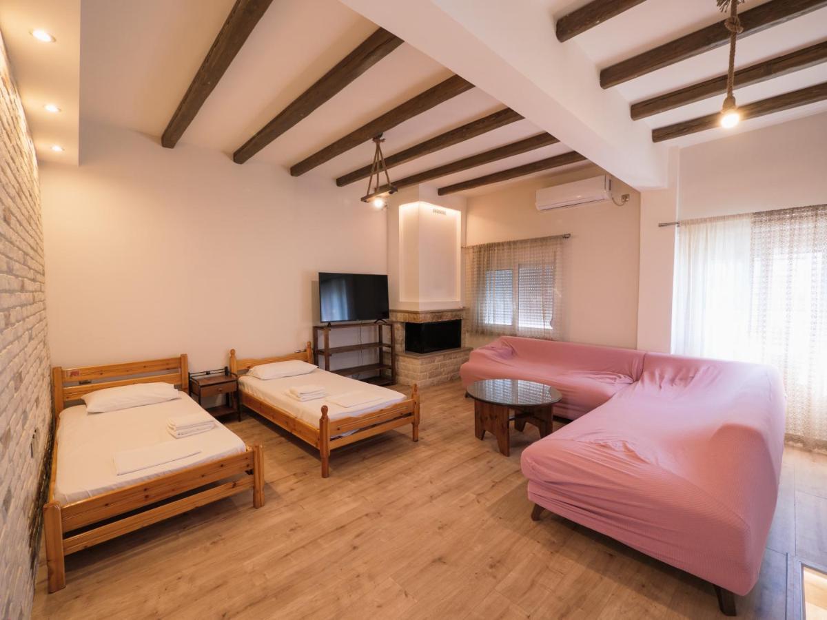 Kellys Cozy One Bedroom House Next To The Beach Ikonomianika エクステリア 写真