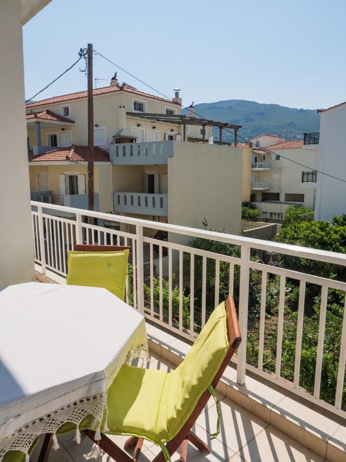 Kellys Cozy One Bedroom House Next To The Beach Ikonomianika エクステリア 写真